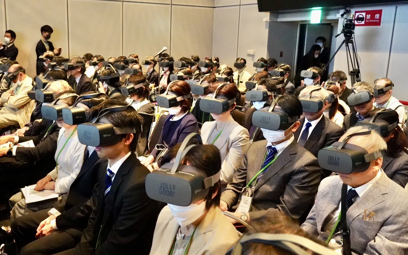 JOLLYGOODのVRゴーグルを装着して安全教育を受講している参加者たち