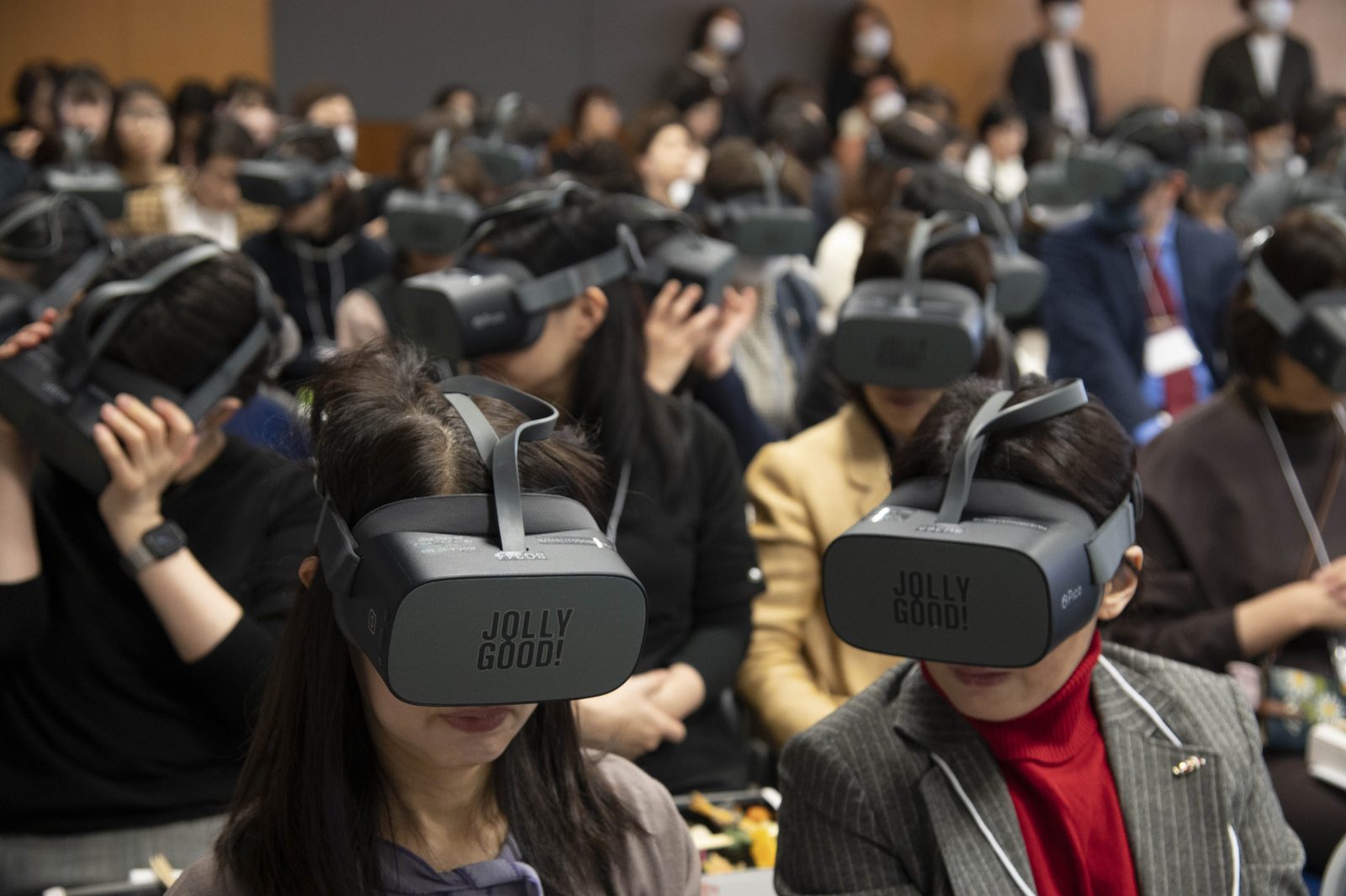 看護教育の現場で、当事者目線のVR教材を使って学ぶ様子